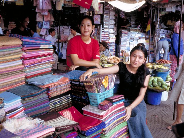 10-2 Central Market, Phnom Penh, Cambodia, October 2002/ Leica Minilux 40mm Kodak EL-2