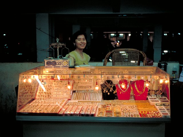 10-3 Orusay Market, Phnom Penh, Cambodia, Decemer 2002/ Leica Minilux 40mm Kodak ED-3