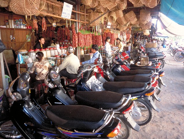 10-9 Old Market, Siem Reap, Cambodia, May 2003/ Bessa R 25mm 40mm Fuji RHP III