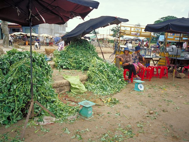 11-2 Kampong Spueu Market, Kampong Spueu Province, Cambodia, September 2002/ Bessa R 25mm Kodak EBX