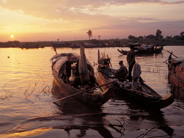 11-7 Bassak River, Phnom Penh, Cambodia, December 2002/Bessa R 25mm Kodak ED-3