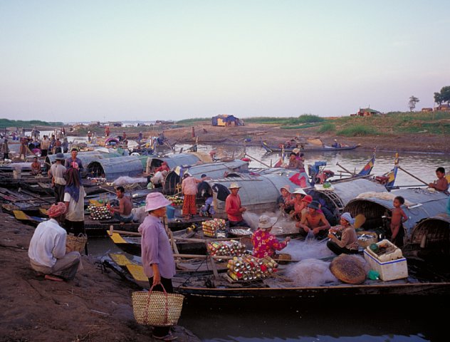 11-8 Bassak River, Phnom Penh, Cambodia, February 2002/Bessa R 25mm Kodak EBX