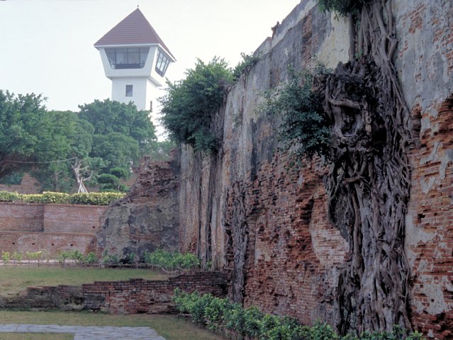 28-5 Zeelandia Fort, Tainan, Taiwan, January 1999/ Leica Minilux Summarit 40mm Kodak EBX