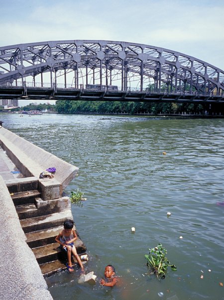 50-9 Passig River, Manila, the Philippines, August 2004/ Bessa L Snapshot Scopar 25mm Kodak EBX