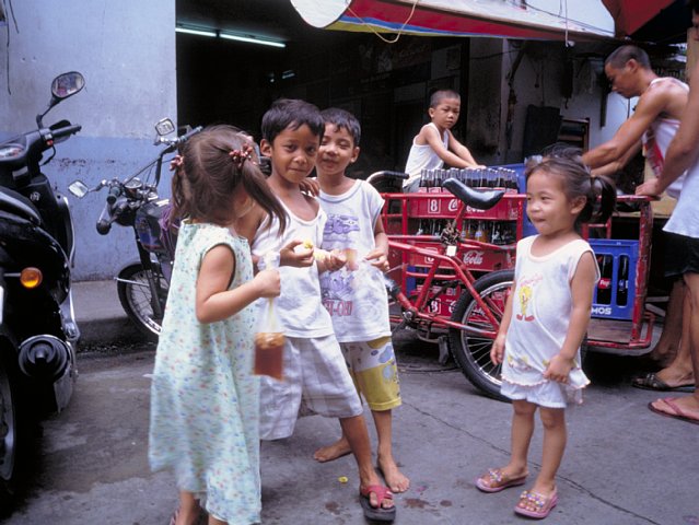 50-11 Quiapo, Manila, the Philippines, August 2004/ Bessa L Snapshot Scopar 25mm Konica SINBI 200