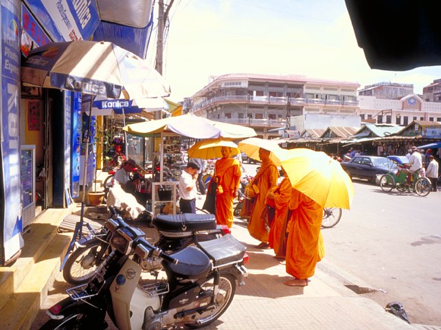 55-6 Old Market, Phnom Penh, Cambodia, March 2004/ Bessa R Snapshot Scopar 25mm Kodak EBX