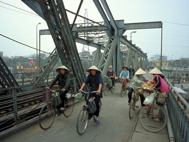 60-4 Long Bien Bridge, Hanoi, Vietnam, January 2003/  Bessa L Snapshot Scopar 25mm Kodak EBX