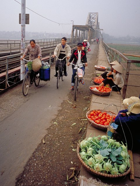 60-5 Long Bien Bridge, Hanoi, Vietnam, January 2004/  Bessa L Snapshot Scopar 25mm Kodak EBX