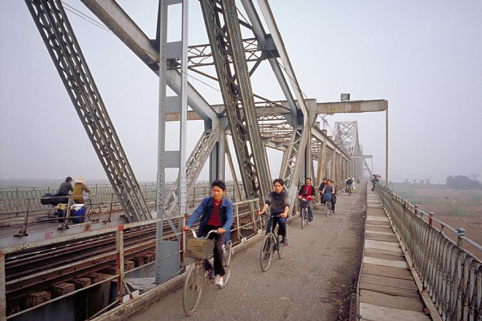 60-7 Long Bien Bridge, Hanoi, Vietnam, January 2004/  Bessa L Snapshot Scopar 25mm Kodak EBX