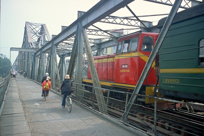 60-9 Long Bien Bridge, Hanoi, Vietnam, January 2003/  Bessa L Snapshot Scopar 25mm Kodak EBX