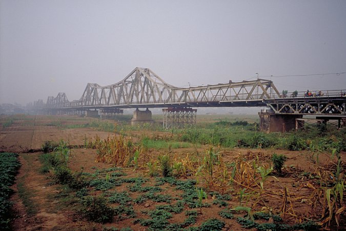 60-10 Long Bien Bridge, Hanoi, Vietnam, January 2004/  Bessa L Snapshot Scopar 25mm Kodak EBX