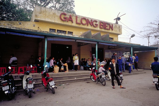 60-11 Long Bien Station, Hanoi, Vietnam, January 2004/  Bessa L Snapshot Scopar 25mm Kodak EBX