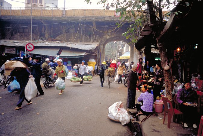 60-12 Don Suang, Hanoi, Vietnam, January 2004/  Bessa L Snapshot Scopar 25mm Kodak EBX