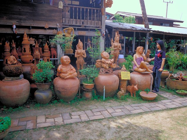 61-6 Koh Kret, Thailand, November 2004/ Bessa R 25mm Kodak ELX
