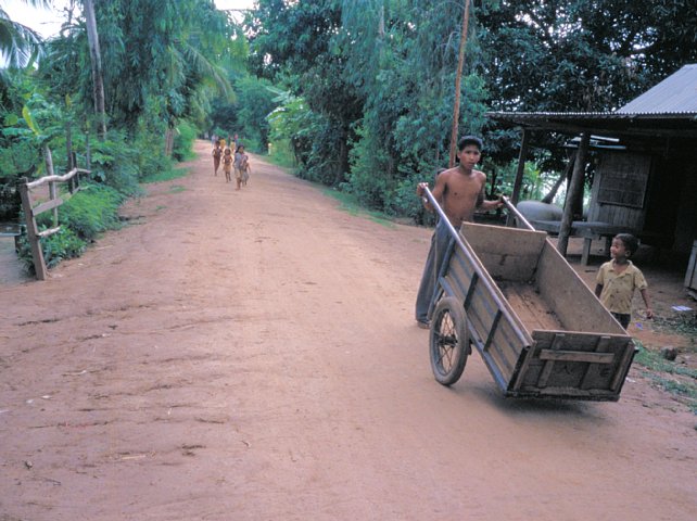 62-8 Koah Dack, Kandal Prov., Cambodia, October 2003/ Leica Minilux 40mm Fuji RHP III
