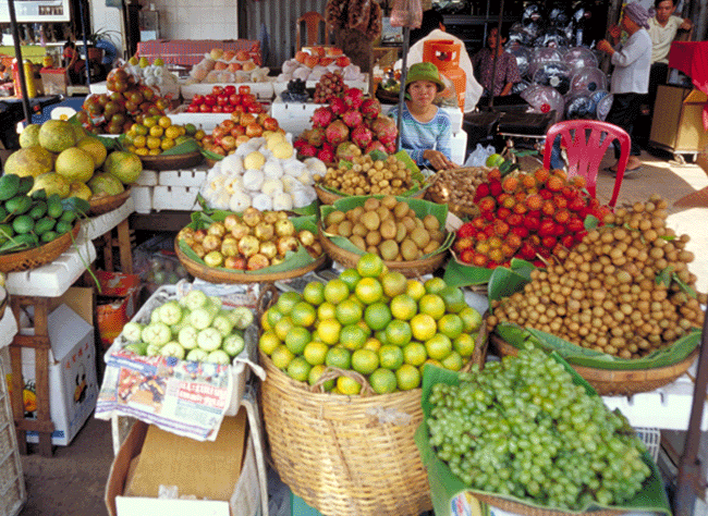 7-3 Russian Market, Phnom Pemh, Cambodia, October 2002/ Bessa R 25mm Kodak EBX