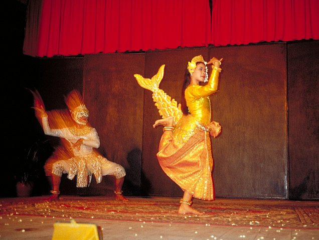 7-10 Savanna Phu Theater, Phnom Pemh, Cambodia, September 2002/ Leica Minilux 40mm Kodak EBX