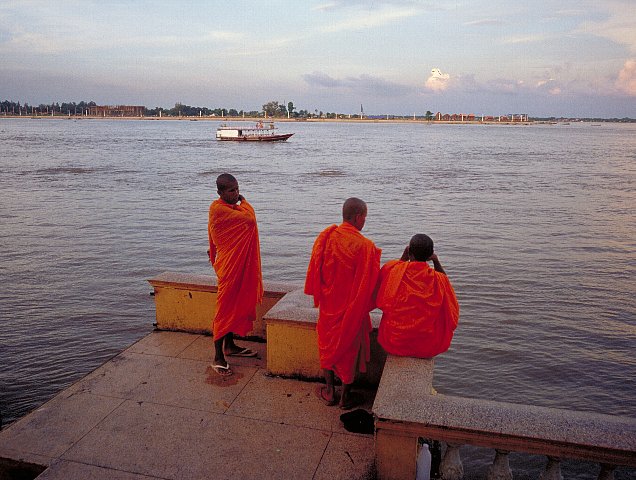 7-11 Mekong River Bank, Phnom Pemh, Cambodia, October 2002/ Bessa R 25mm Kodak EBX