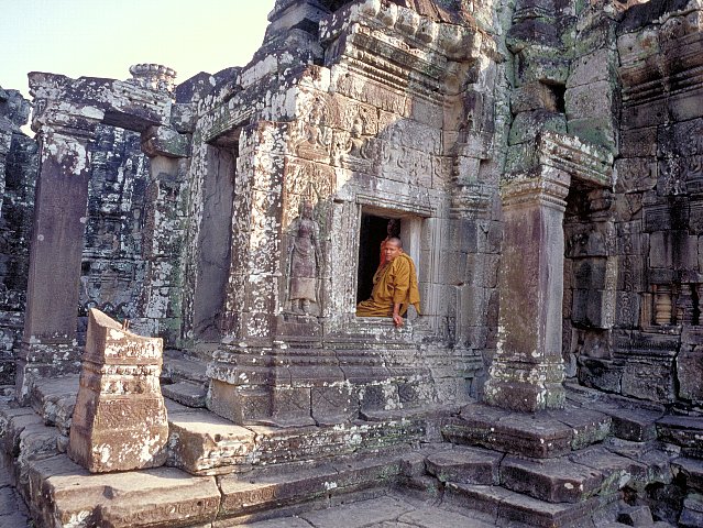 8-3 Angkor Thom, Siem Reap, Siem Reap Prov., February 2003/ Bessa R 25mm Kodak EBX