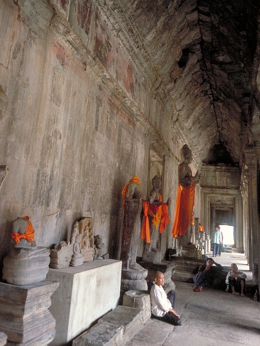 8-5 Angkor Thom, Siem Reap, Siem Reap Prov., May 2003/ Bessa R 25mm Fuji RHP III