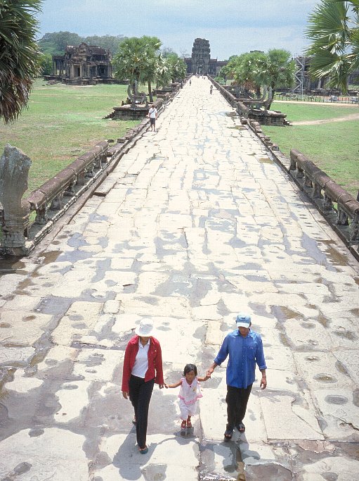 8-12 Angkor Wat, Siem Reap, Siem Reap Prov., May 2003/ Leica Minilux 40mm Fuji RHP III